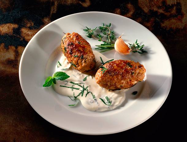 Kräuterfrikadellen mit Minzsoße Rezept Kräuterfrikadellen mit Minzsoße Rezept