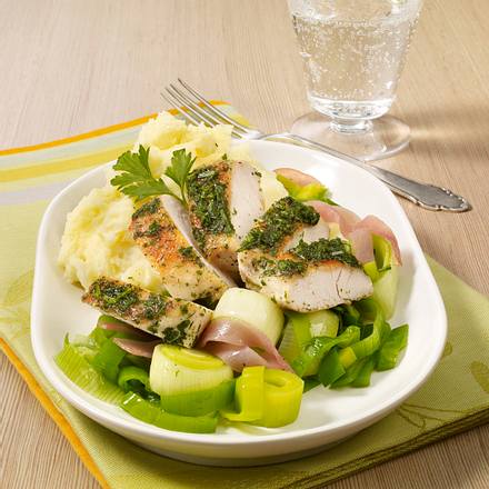 Kräuterhähnchen auf Porree-Schinken-Gemüse Rezept Kräuterhähnchen auf Porree-Schinken-Gemüse Rezept