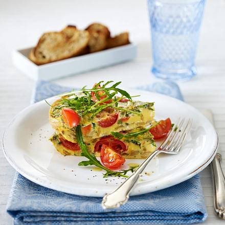 Kräuteromelett mit Kirschtomaten, Rauke und Ketchup Rezept Kräuteromelett mit Kirschtomaten, Rauke und Ketchup Rezept