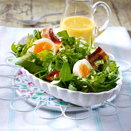 Kräutersalat mit Bohnen, Speck und wachsweichen Eiern Rezept