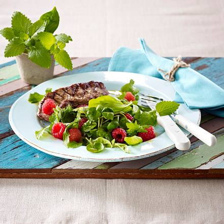 Kräutersalat mit Himbeeren Rezept
