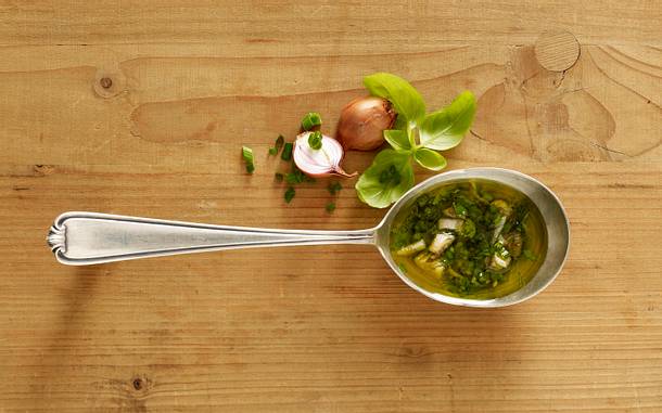 Kräutersoße auf Löffel Rezept Kräutersoße auf Löffel Rezept