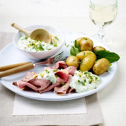 Kräutersoße mit Sauerampfer zu Pellkartoffeln und Roastbeef Rezept Kräutersoße mit Sauerampfer zu Pellkartoffeln und Roastbeef Rezept