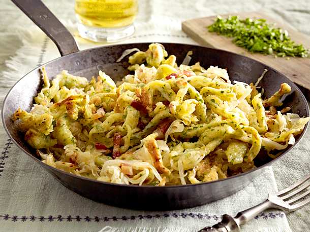 Kräuterspätzlepfanne mit Specksauerkraut Rezept Kräuterspätzlepfanne mit Specksauerkraut Rezept