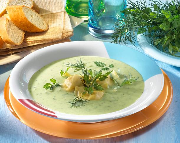Kräutersuppe mit Lachs-Tortelli Rezept Kräutersuppe mit Lachs-Tortelli Rezept