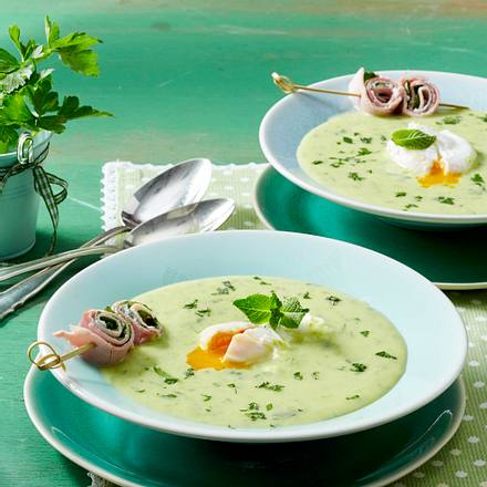 Kräutersuppe mit pochiertem Ei und Kräuter-Schinken-Röllchen Rezept