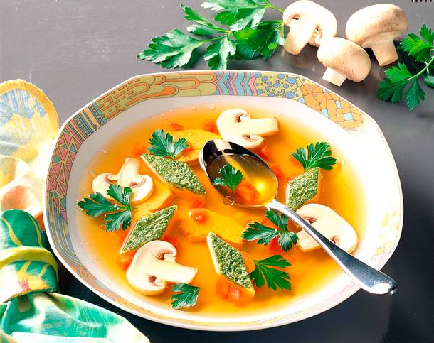 Kraftbrühe mit Hühnerfleisch und Kräutereierstich Rezept Kraftbrühe mit Hühnerfleisch und Kräutereierstich Rezept