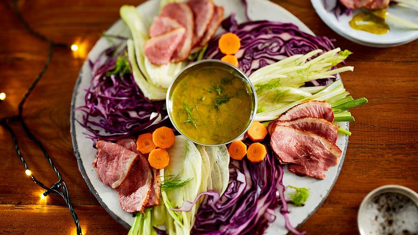 Kranz wunderbar aus Rotkohl, Fenchel und Gänsebrust Rezept - Foto: House of Food / Bauer Food Experts KG