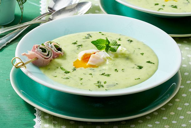 Kräutercremesuppe mit pochiertem Ei und Melisse-Schinken-Röllchen Rezept Kräutercremesuppe mit pochiertem Ei und Melisse-Schinken-Röllchen Rezept