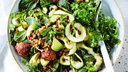 Grüner Salat mit frischen Kräutern, Hackbällchen und braunen Linsen in einer großen Schüssel - Foto: House of Food / Bauer Food Experts KG