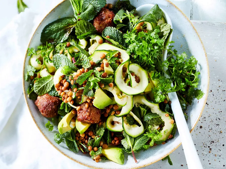 Kräuter-Salat mit Hackbällchen Rezept Kräuter-Salat mit Hackbällchen Rezept