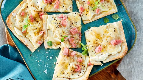 Kraut-Flammkuchen mit Kasseler-Upgrade Rezept - Foto: House of Food / Bauer Food Experts KG