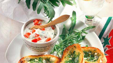 Kräuter-Baguette mit Sour Creme Rezept - Foto: House of Food / Bauer Food Experts KG