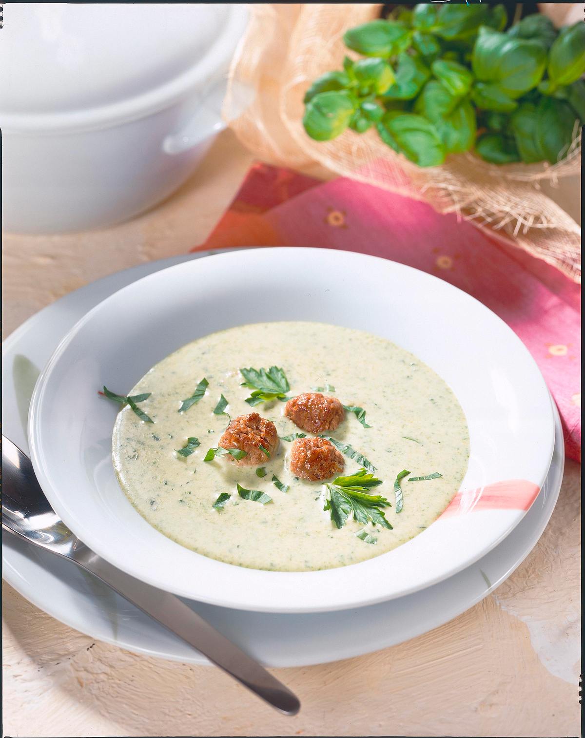 Kräuter-Cremesuppe mit Klößchen Rezept