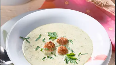 Kräuter-Cremesuppe mit Klößchen Rezept - Foto: LECKER @ Bauer Media Group