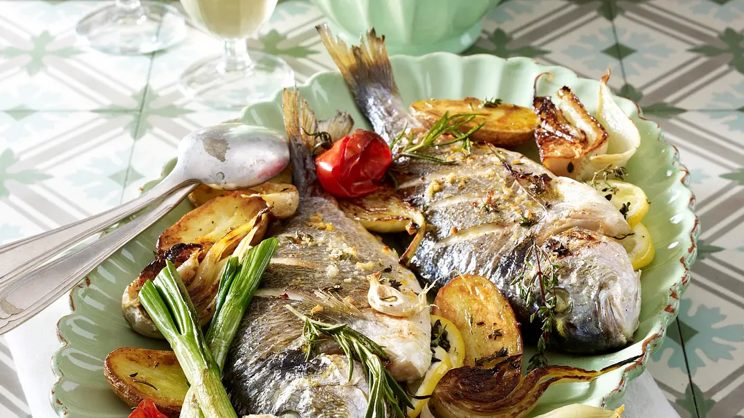 Kräuter-Dorade aus dem Ofen Rezept - Foto: LECKER @ Bauer Media Group Kräuter-Dorade aus dem Ofen Rezept - Foto: LECKER @ Bauer Media Group