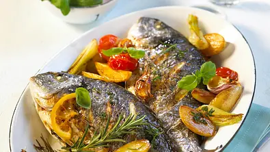 Kräuter-Dorade mit Röstkartoffeln Rezept - Foto: LECKER @ Bauer Media Group