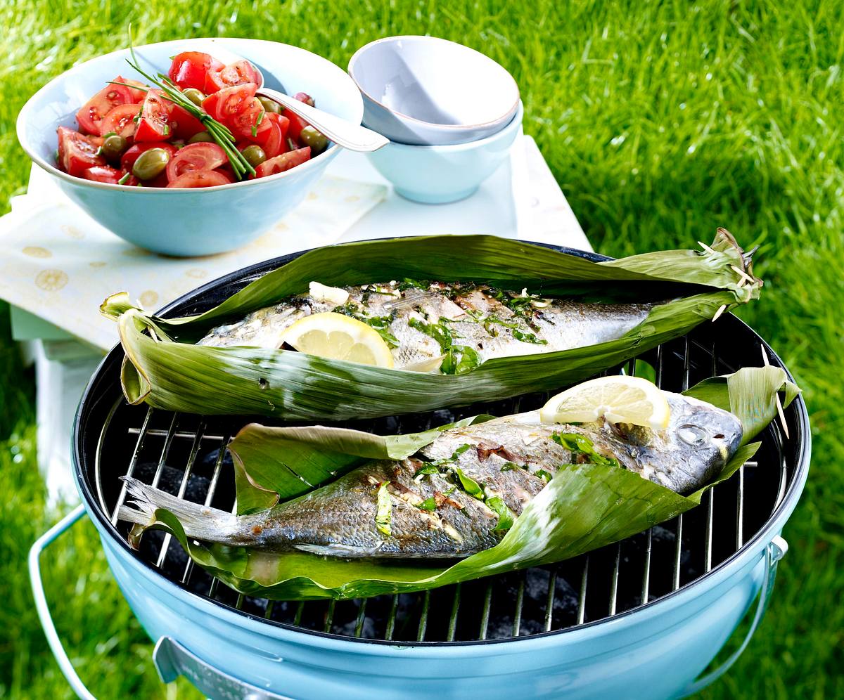 Kräuter-Dorade vom Grill zu Tomaten-Oliven-Salat Rezept