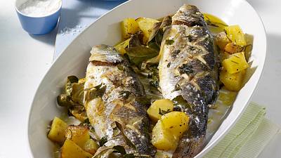 Kräuter-Fisch auf Kartoffeln aus dem Ofen Rezept - Foto: House of Food / Bauer Food Experts KG
