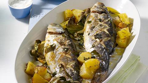 Kräuter-Fisch auf Kartoffeln aus dem Ofen Rezept - Foto: House of Food / Bauer Food Experts KG