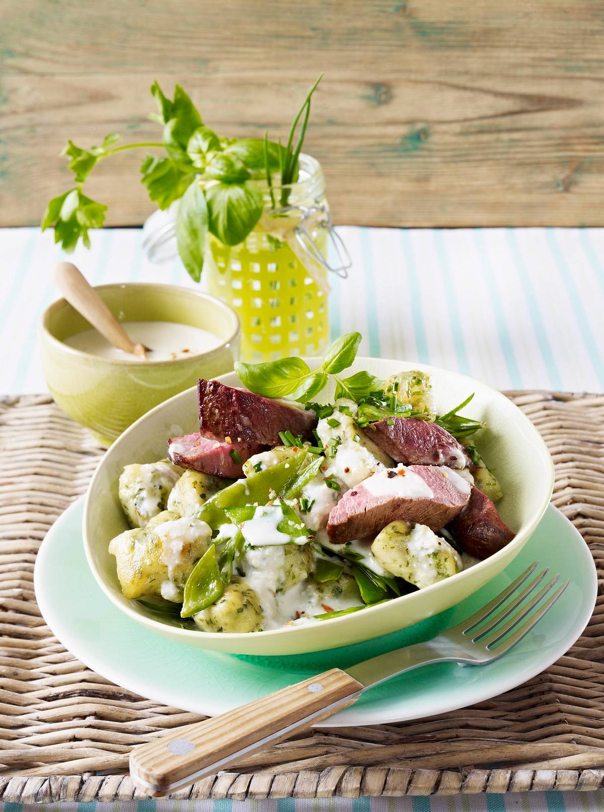 Kräuter-Gnocchi mit Gorgonzolasoße, Rinderfilet und Zuckerschoten Rezept