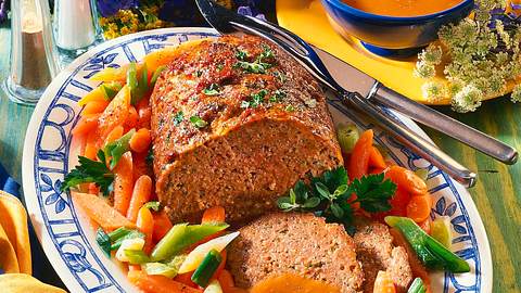 Kräuter-Hackbraten mit Möhren-Lauchzwiebel-Gemüse Rezept - Foto: Neckermann