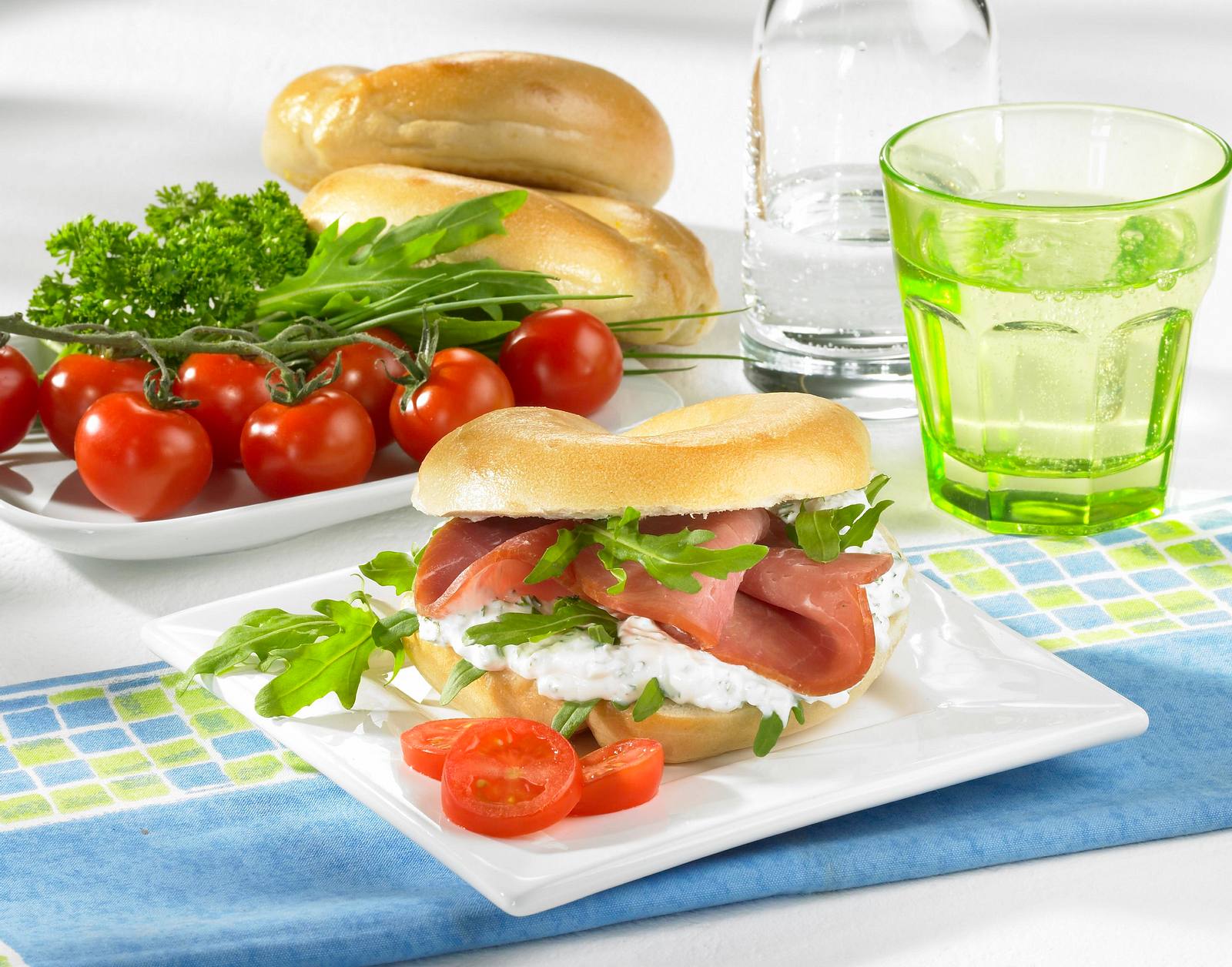 Kräuter-Joghurt-Bagel Rezept | LECKER Kräuter-Joghurt-Bagel Rezept | LECKER