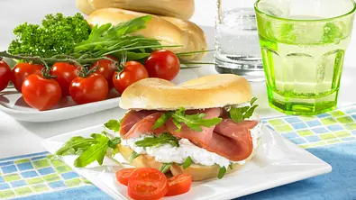 Kräuter-Joghurt-Bagel Rezept - Foto: LECKER @ Bauer Media Group