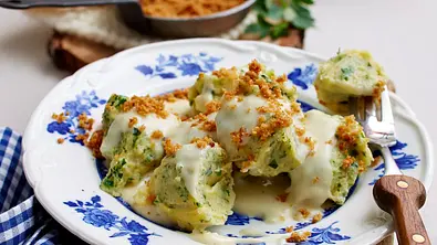 Kräuter-Kartoffel-Nocken mit Vier-Käse-Soße Rezept - Foto: LECKER @ Bauer Media Group