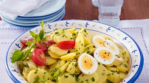 Kräuter-Kartoffelsalat mit Kerbel, Schnittlauch und Majoran Rezept - Foto: LECKER @ Bauer Media Group