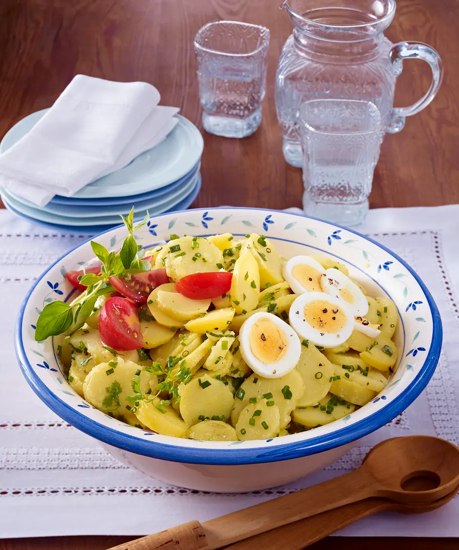 Kräuter-Kartoffelsalat mit Kerbel, Schnittlauch und Majoran Rezept