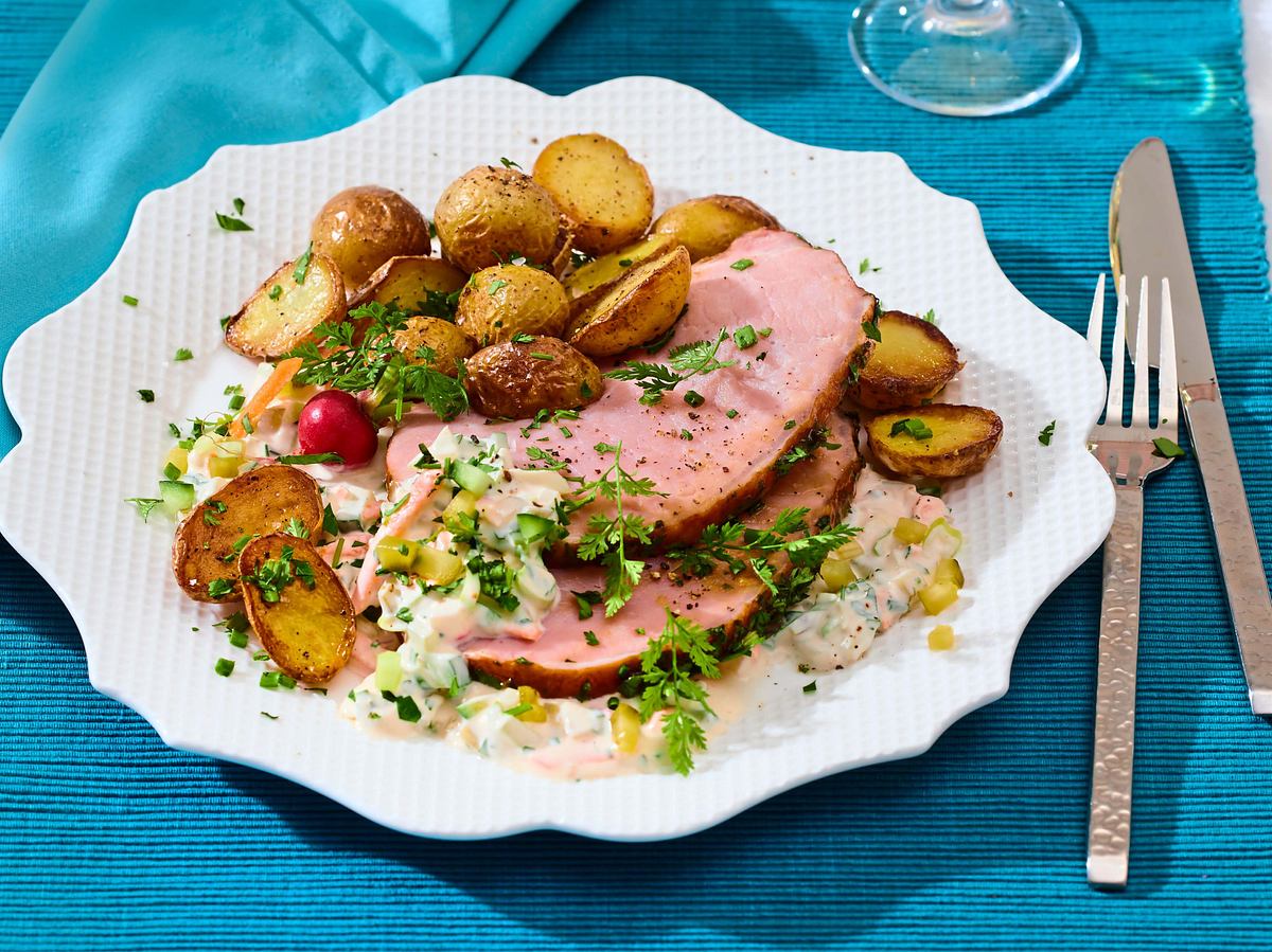 Kräuter-Kasseler mit Frühlingscreme und Röstkartoffeln Rezept