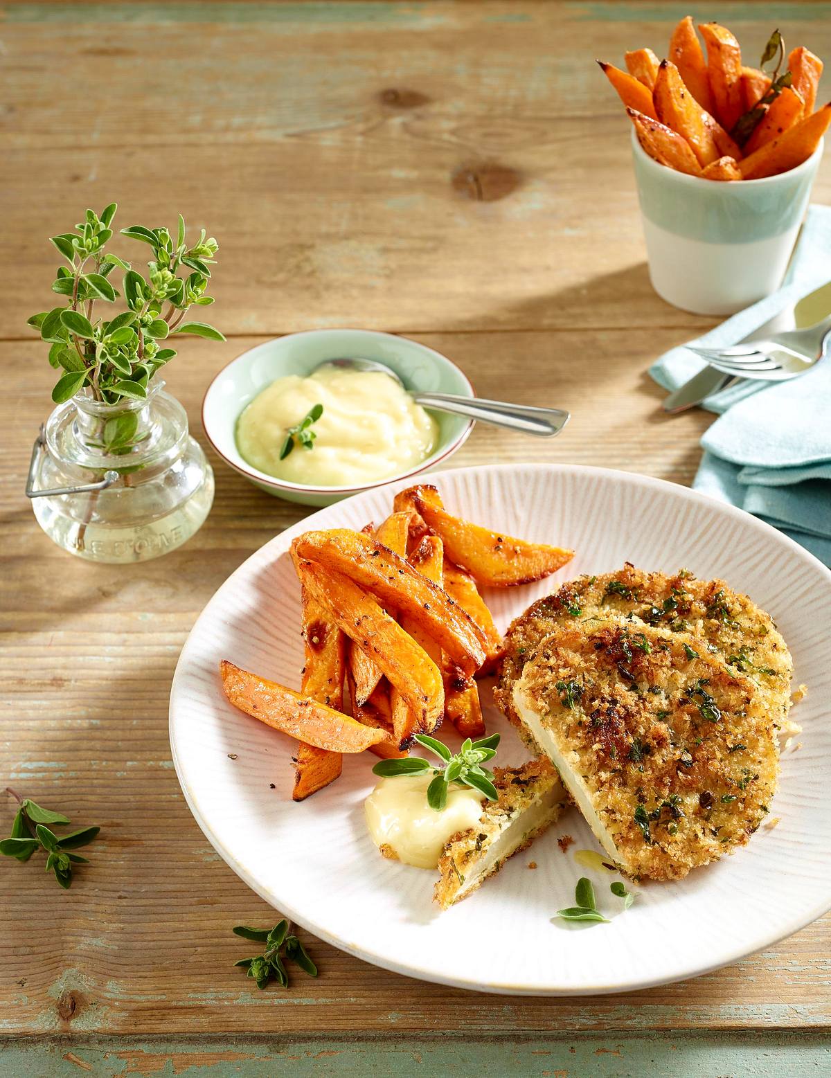 Kräuter-Kohlrabischnitzel mit Knoblauch-Aioli und Süßkartoffel Pommes frites Rezept