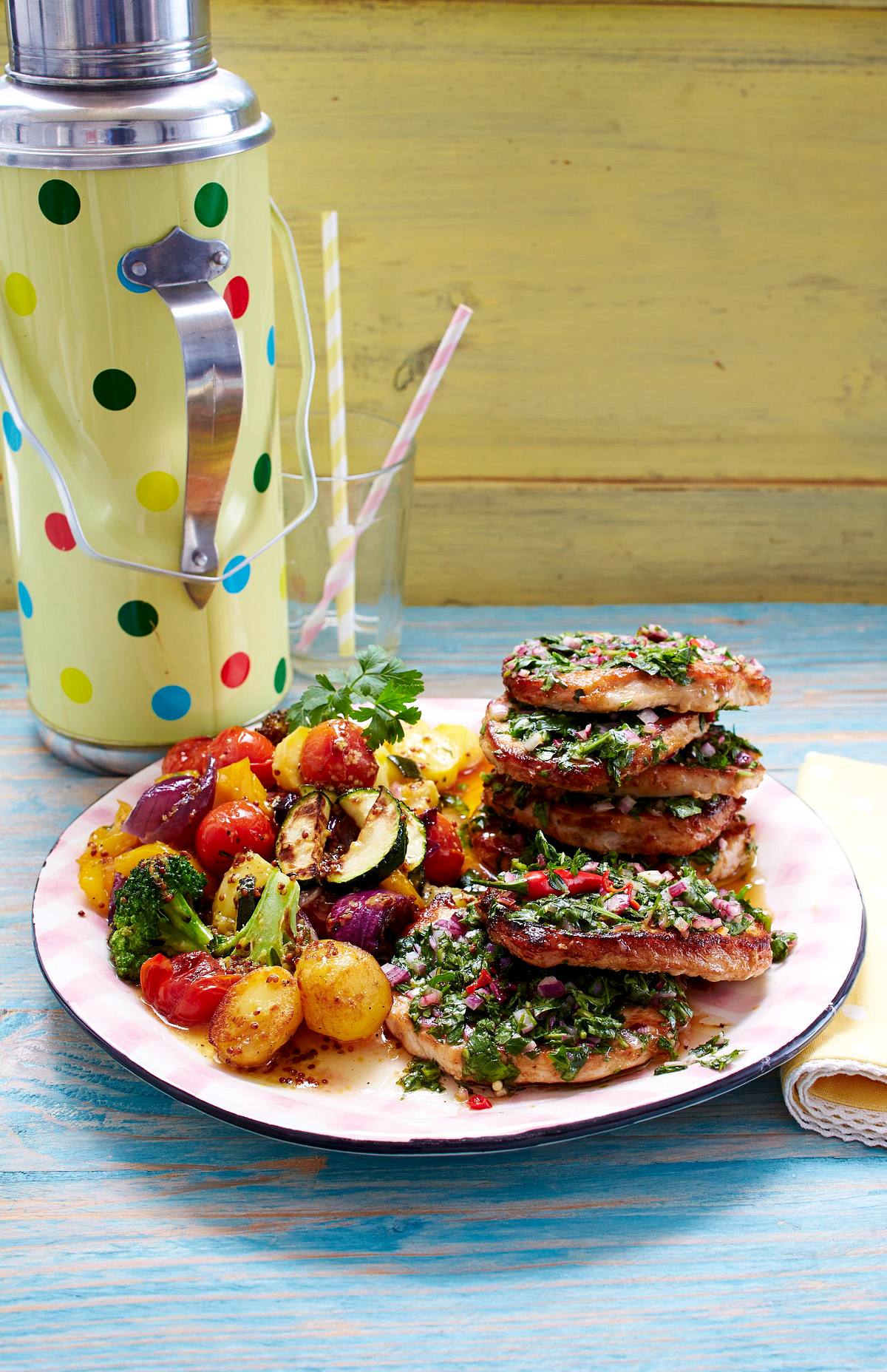 Kräuter-Limetten-Schnitzel mit lauwarmem Röstgemüse-Salat Rezept