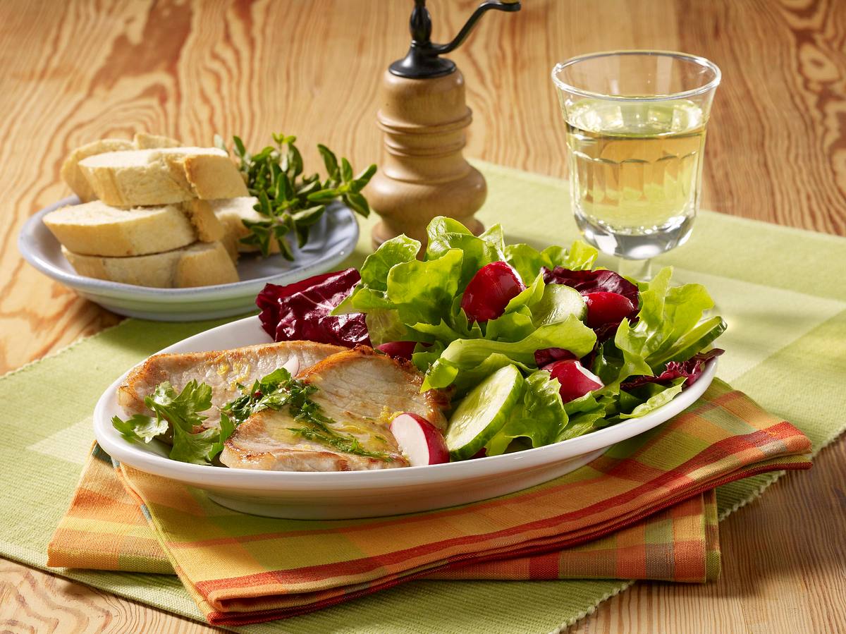 Kräuter-Minutensteaks mit Salat Rezept