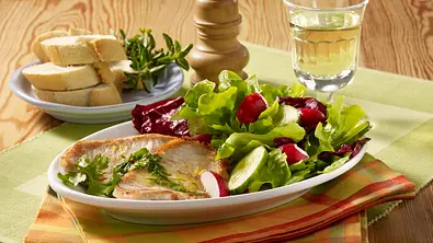Kräuter-Minutensteaks mit Salat Rezept - Foto: LECKER @ Bauer Media Group