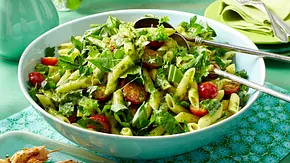 Kräuter-Nudelsalat mit Hähnchen-Spießen Rezept - Foto: LECKER @ Bauer Media Group Kräuter-Nudelsalat mit Hähnchen-Spießen Rezept - Foto: LECKER @ Bauer Media Group