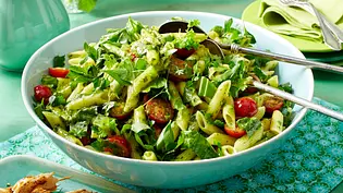 Kräuter-Nudelsalat mit Hähnchen-Spießen Rezept - Foto: LECKER @ Bauer Media Group Kräuter-Nudelsalat mit Hähnchen-Spießen Rezept - Foto: LECKER @ Bauer Media Group
