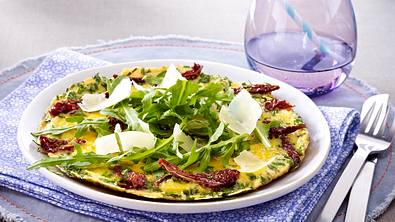Kräuter-Omelett mit getrockneten Tomaten, Rauke und Parmesan Rezept - Foto: LECKER @ Bauer Media Group