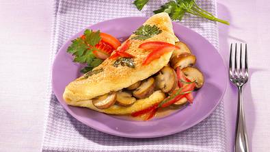 Kräuter-Omelett mit Pilzen und Tomaten Rezept - Foto: LECKER @ Bauer Media Group