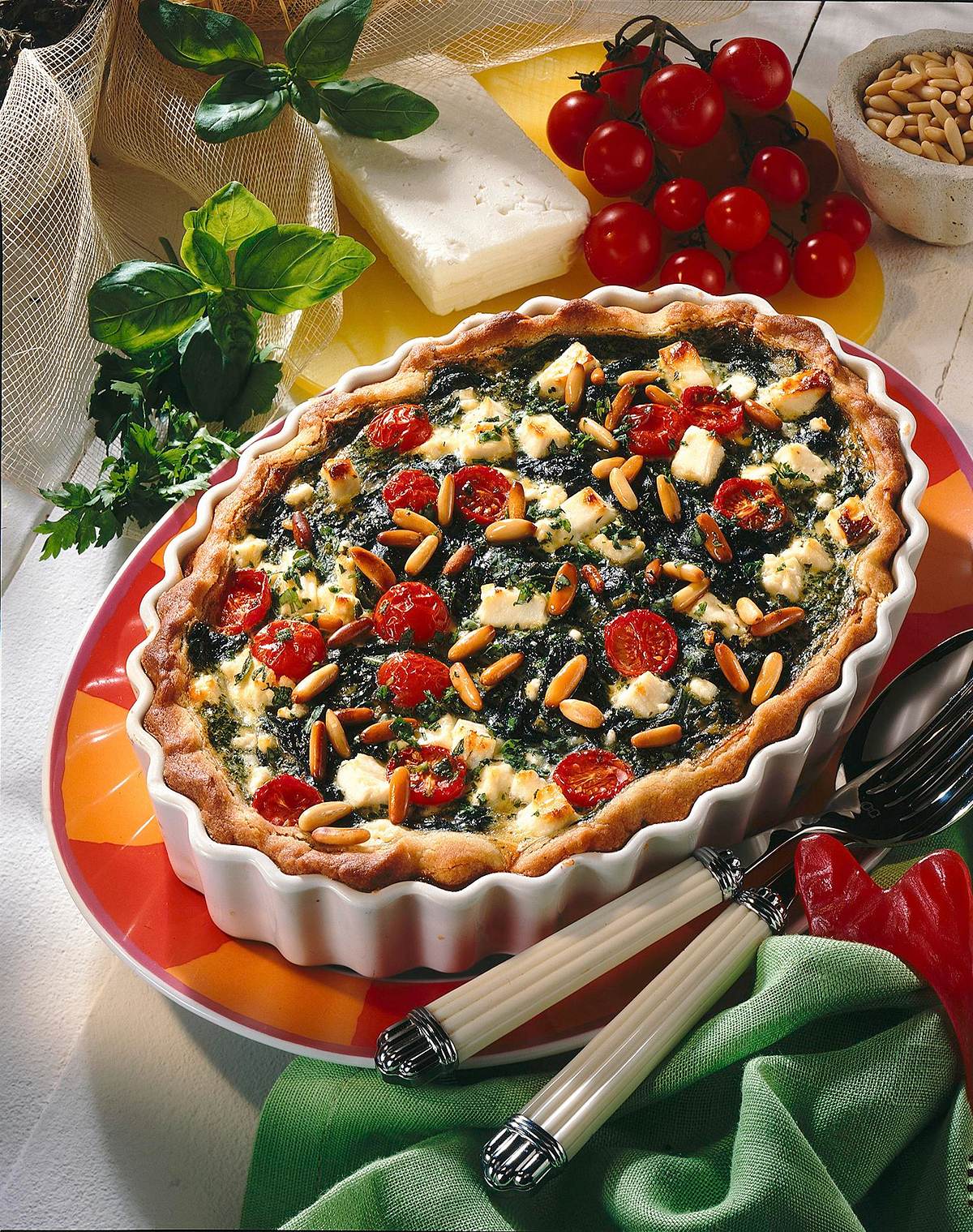 Kräuter-Quiche mit Spinat und Pinienkernen Rezept