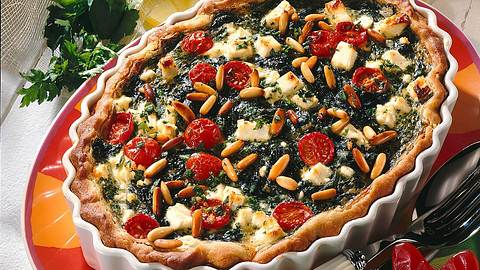 Kräuter-Quiche mit Spinat und Pinienkernen Rezept - Foto: Maass