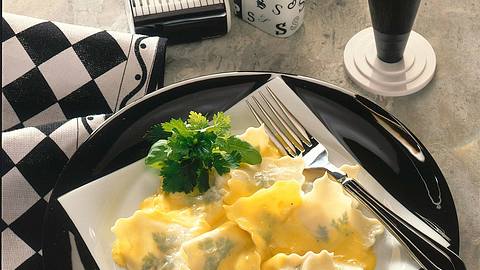 Kräuter-Ravioli mit Knoblauch-Safran-Soße Rezept - Foto: Horn