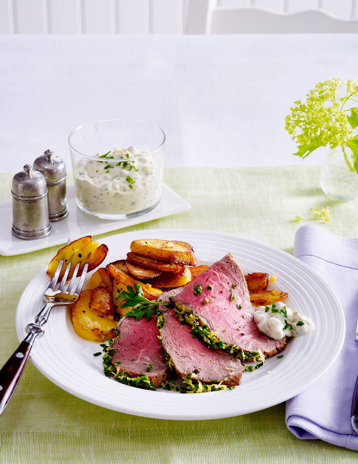 Kräuter-Roastbeef mit Remoulade und Bratkartoffeln Rezept