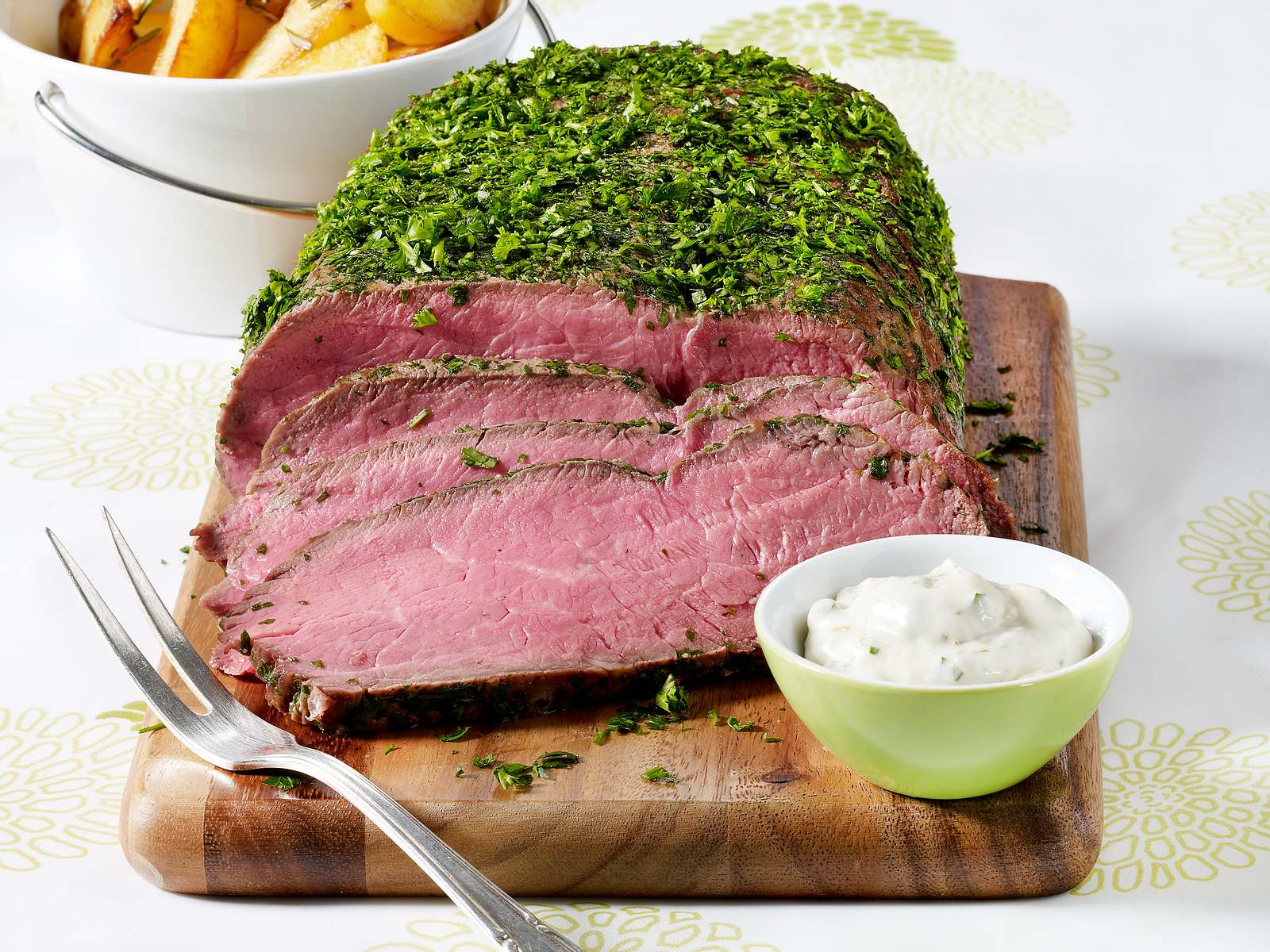 Kräuter-Roastbeef mit Rosmarinkartoffeln und Remoulade Rezept | LECKER