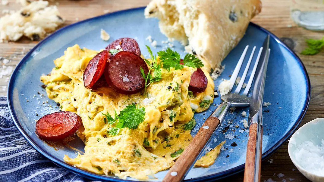 Kräuter-Rührei mit Kabanossi Rezept - Foto: LECKER @ Bauer Media Group Kräuter-Rührei mit Kabanossi Rezept - Foto: LECKER @ Bauer Media Group