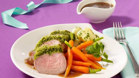 Kräuter-Schweinefilet mit karamellisierten Möhren Rezept - Foto: Först, Thomas