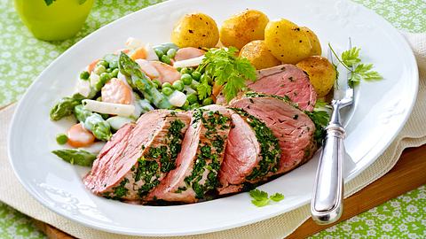 Kräuter-Schweinefilet mit Leipziger Allerlei und Röstkartoffeln Rezept - Foto: House of Food / Bauer Food Experts KG