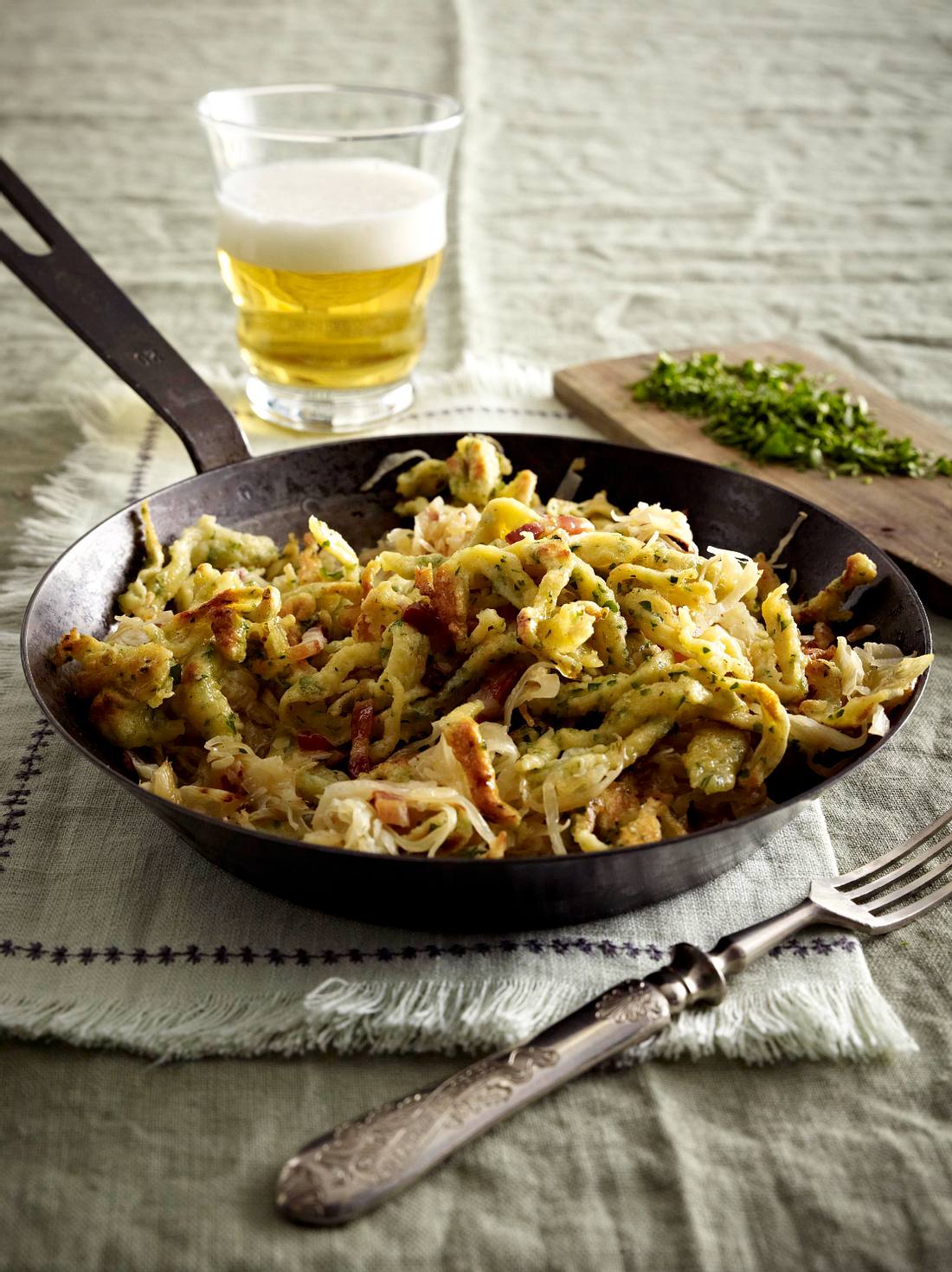 Kräuter-Spätzle-Pfanne mit Speck-Sauerkraut Rezept | LECKER