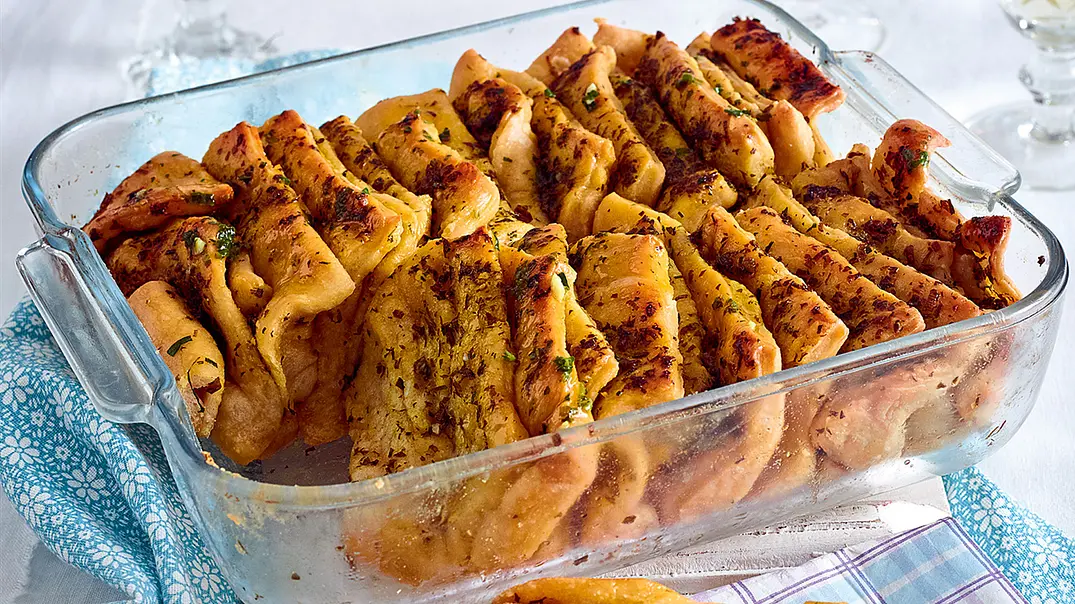 Kräuterbutter-Zupfbrot Rezept - Foto: LECKER @ Bauer Media Group Kräuterbutter-Zupfbrot Rezept - Foto: LECKER @ Bauer Media Group